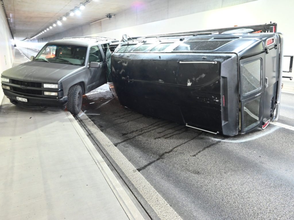 Auto mit umgekippten Anhänger in Tunnel