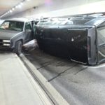 Auto mit umgekippten Anhänger in Tunnel