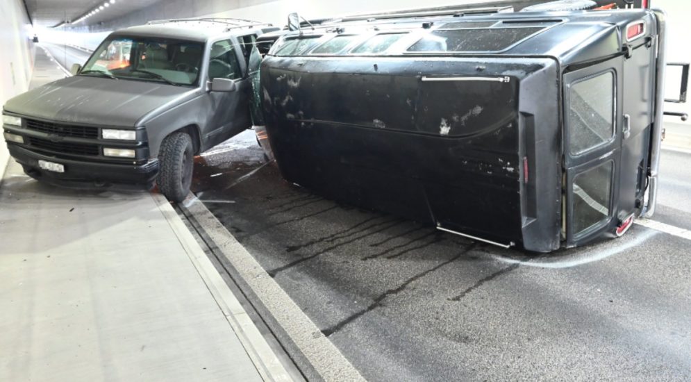 Auto mit umgekippten Anhänger in Tunnel