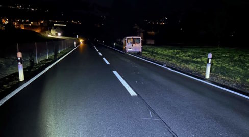 Gommiswald SG: 26-Jähriger crasht betrunken gegen Verkehrsinsel