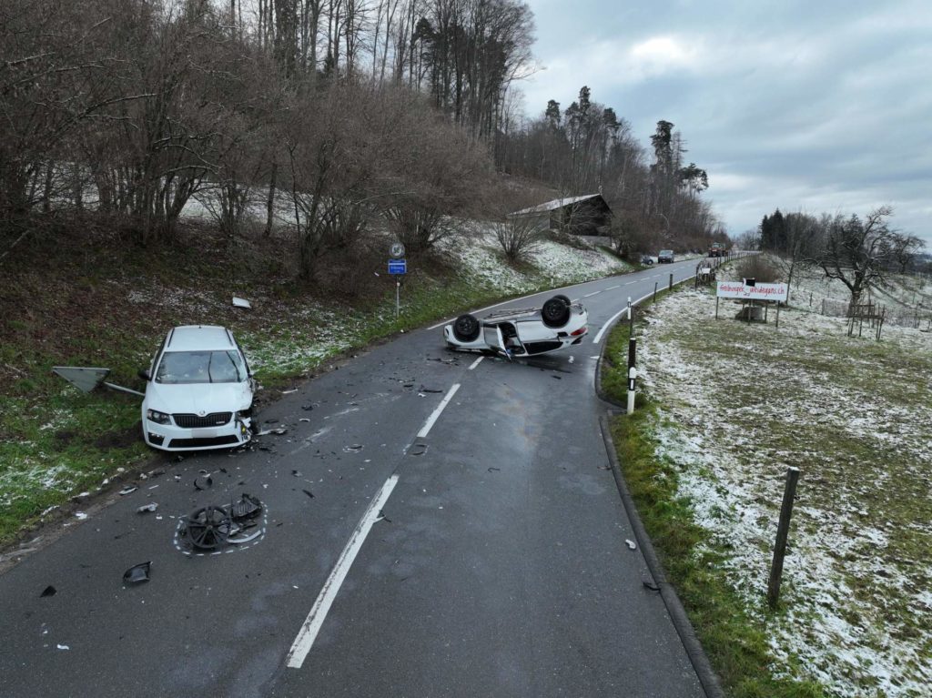 Courlevon FR: Schwere Kollision verletzt mehrere Personen schwer