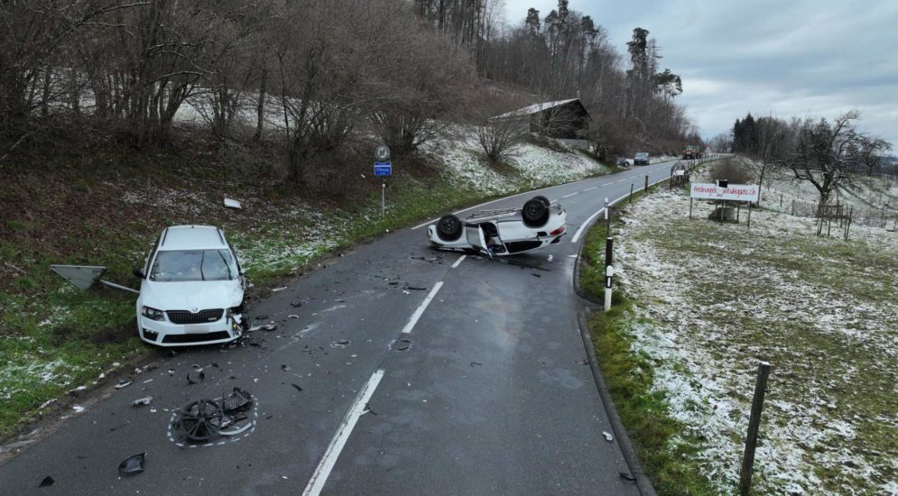 Courlevon FR: Schwere Kollision verletzt mehrere Personen schwer