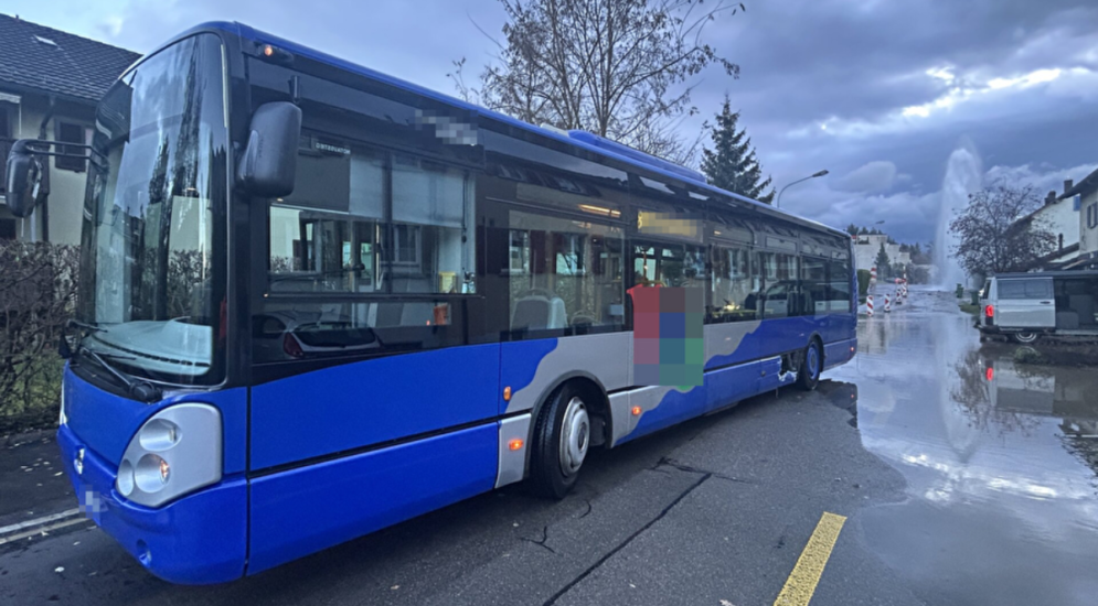 Uster (ZH): Linienbus rammt bei Unfall Hydranten