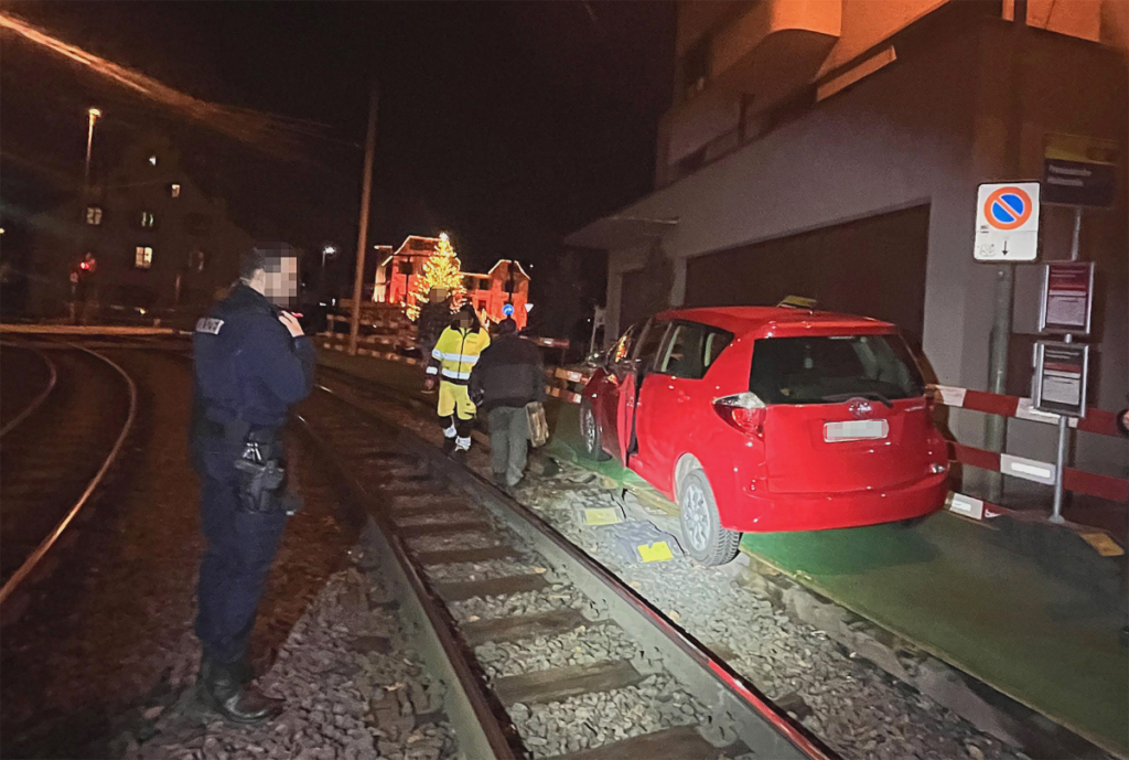 Binningen BL: Lenkerin bleibt mit Wagen auf Tramgeleise stecken