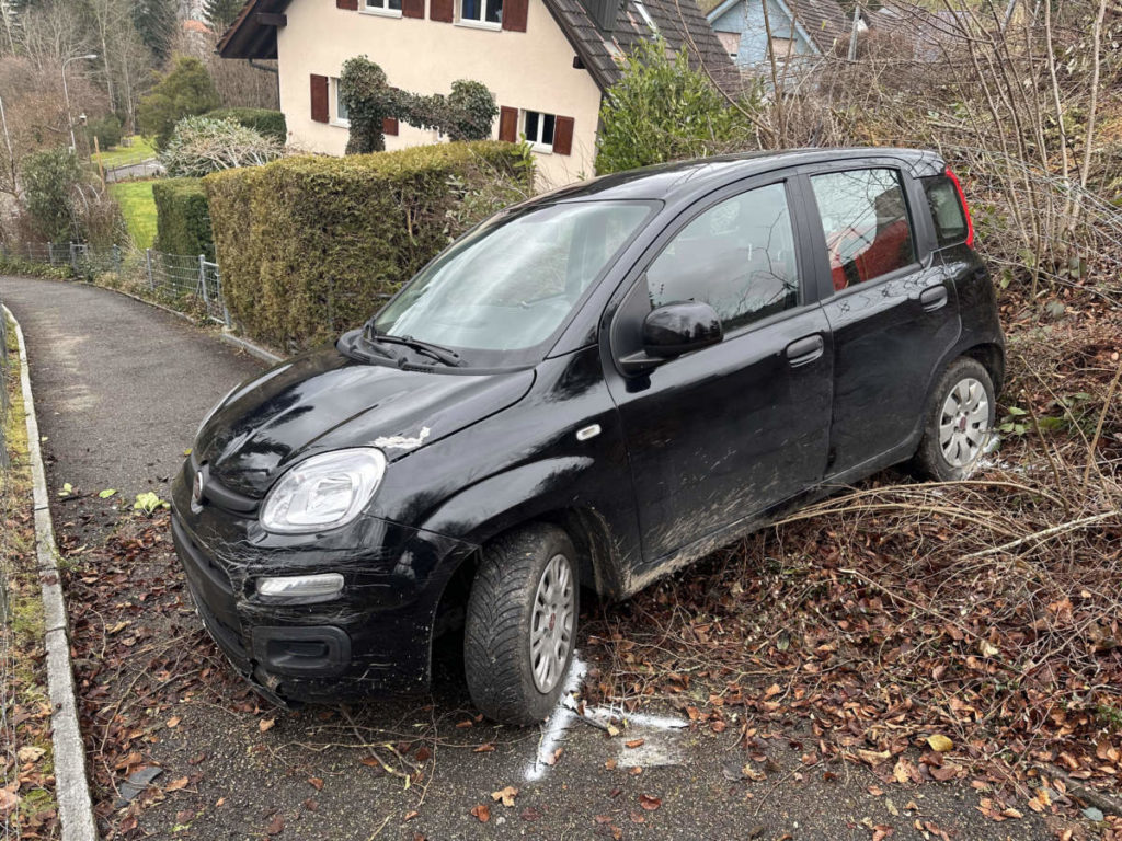 Kurioser Unfall in Wil SG: Fahrzeug rollt 30 Meter unkontrolliert