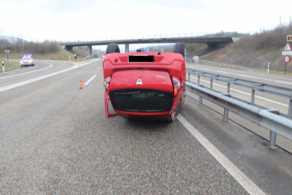 Delsberg-Ost (JU): Auto überschlägt sich auf der A16