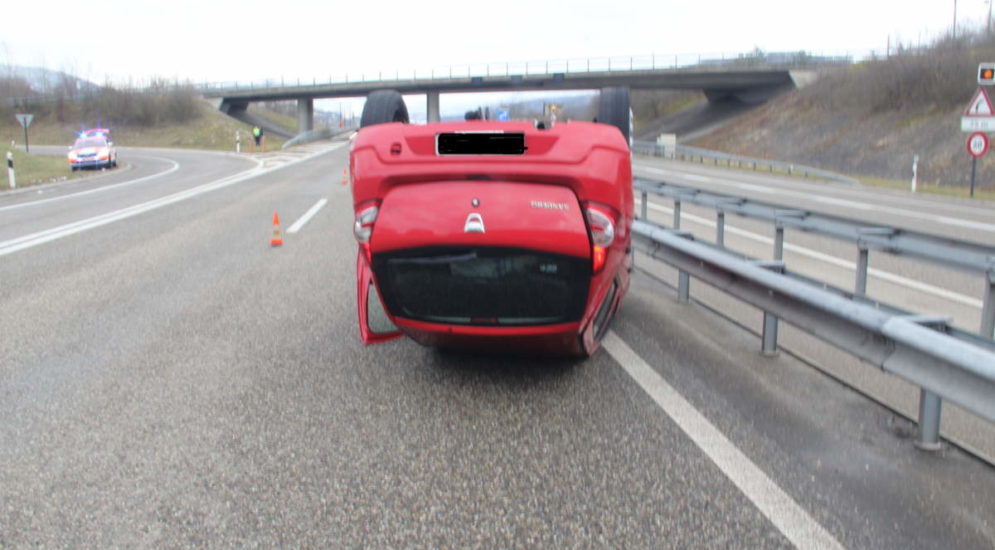 Delsberg-Ost (JU): Auto überschlägt sich auf der A16