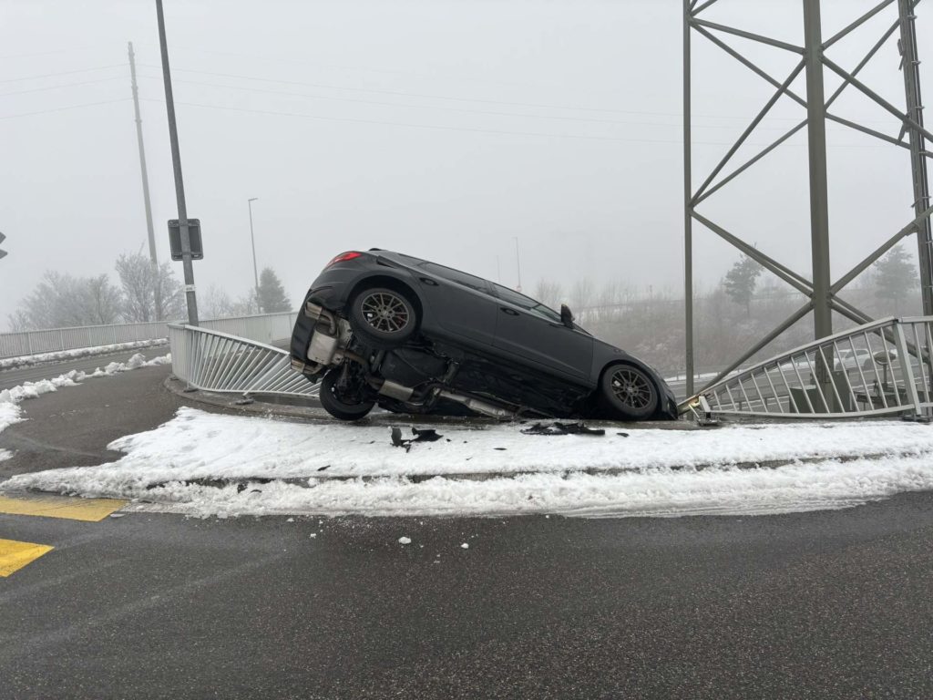 Bilten GL: Selbstunfall - Lenker verliert Kontrolle über Fahrzeug