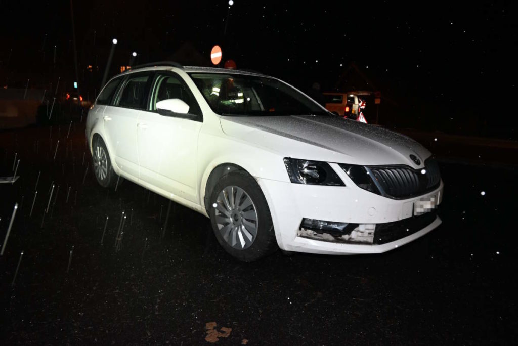 Ricken SG: Elektrorollstuhlfahrer kippt nach Unfall mit Auto