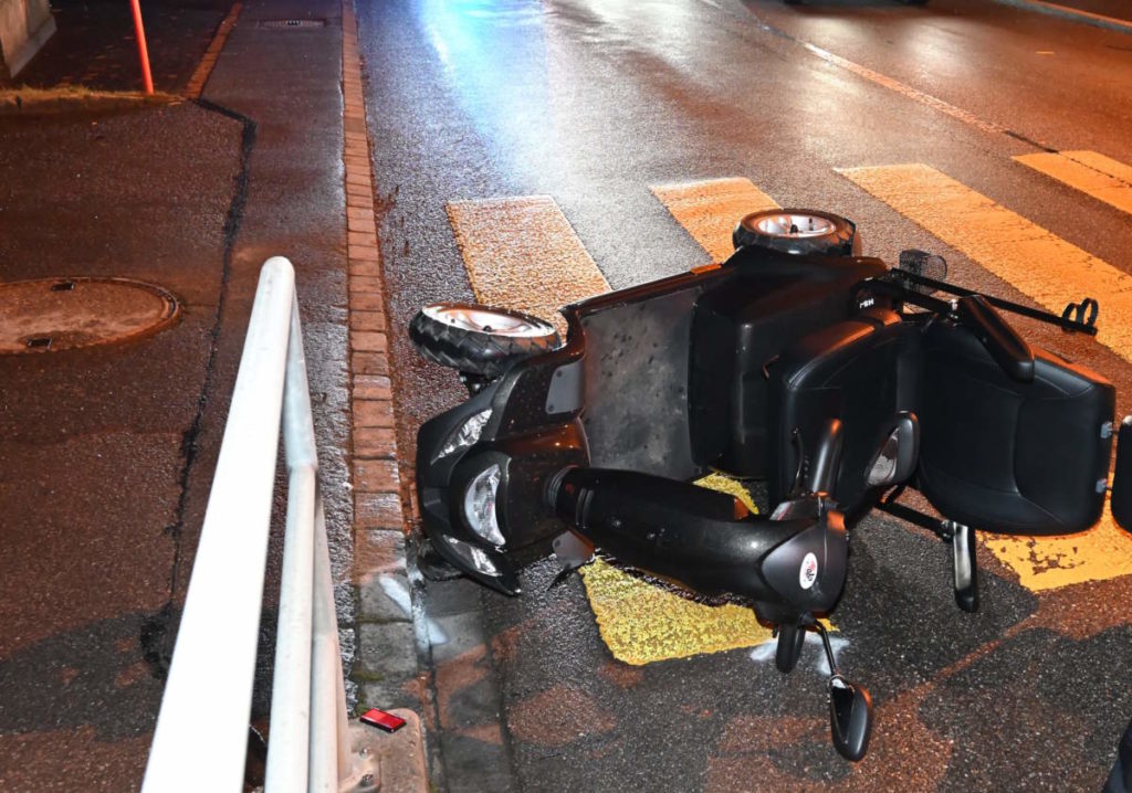 Ricken SG: Elektrorollstuhlfahrer kippt nach Unfall mit Auto