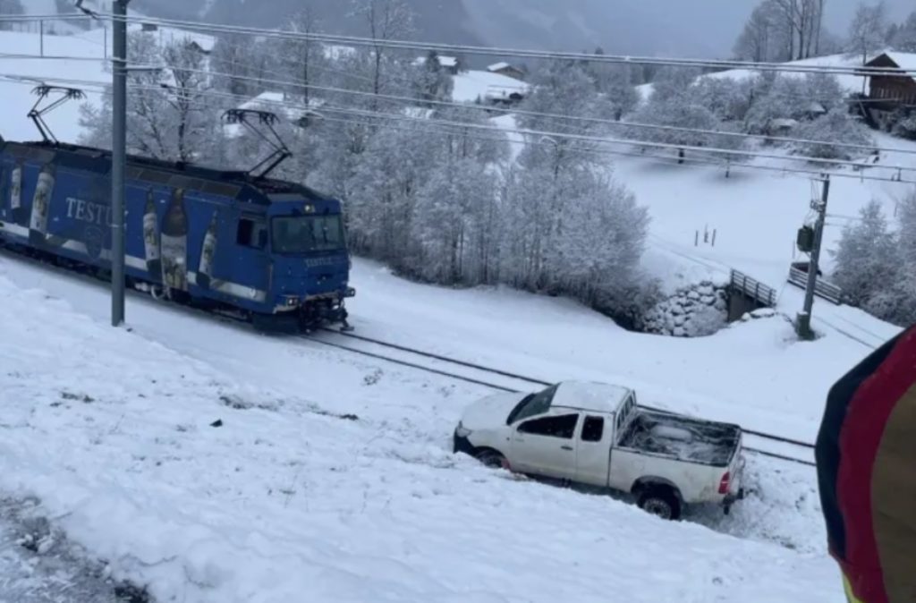 Schönried BE: Unfall – Fahrzeug stoppt neben MOB-Gleis