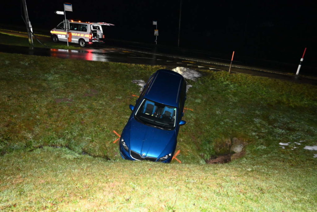 St. Peterzell (SG): Auto prallt bei Unfall in Bachböschung