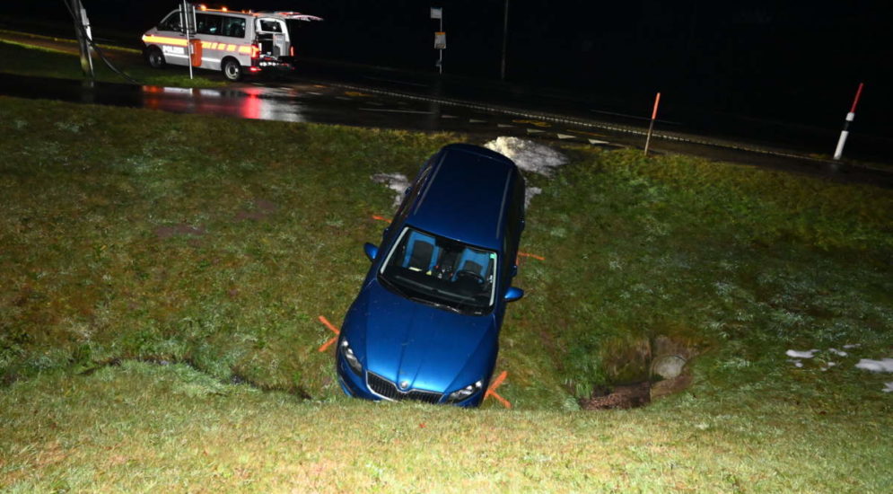 St. Peterzell (SG): Auto prallt bei Unfall in Bachböschung