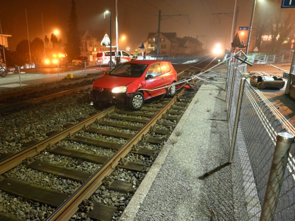 Auto auf Bahngleise 1