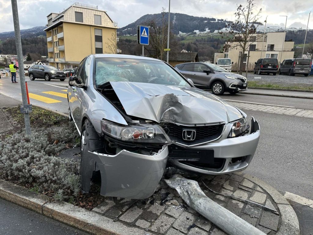 Freienbach SZ: Unfall mit Verletzten - Wer hat etwas gesehen?