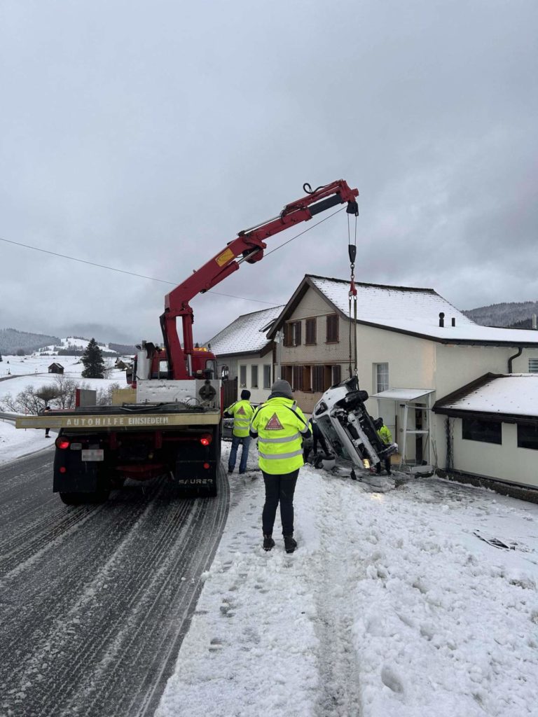 Rickenbach SZ: Winterchaos sorgt für zahlreiche Verkehrsunfälle