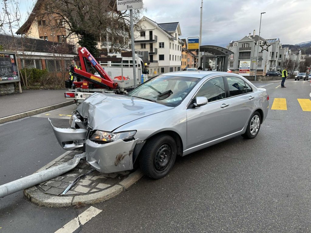 Freienbach SZ: Unfall mit Verletzten - Wer hat etwas gesehen?