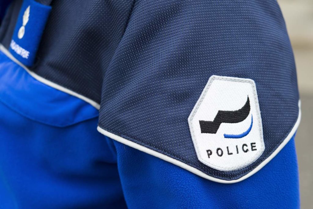 Symbolfoto: Polizeiuniform mit Schriftzug "Police"