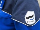 Symbolfoto: Polizeiuniform mit Schriftzug "Police"