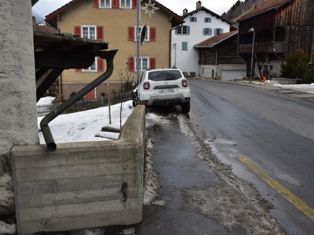 Verunfalltes Fahrzeug neben Betonmauer