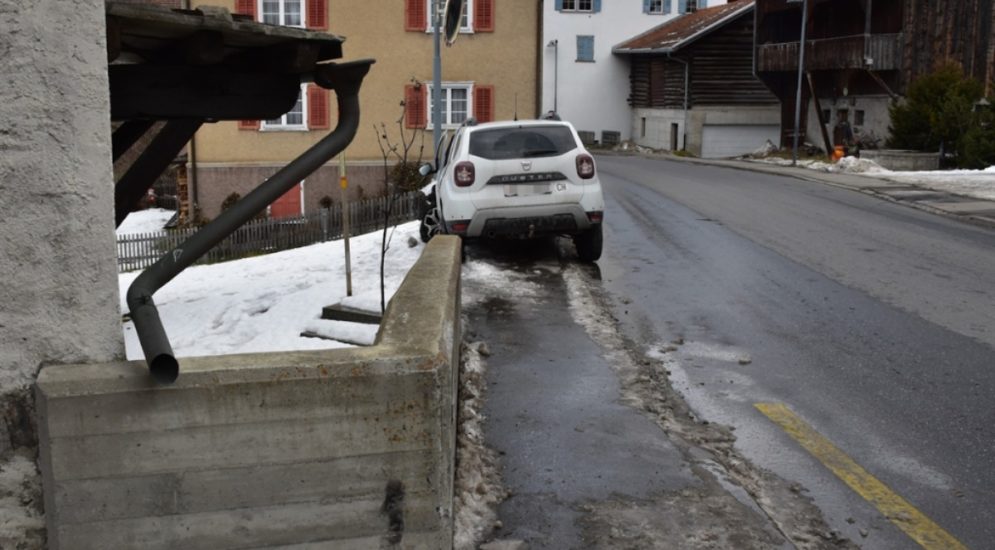 Verunfalltes Fahrzeug neben Betonmauer