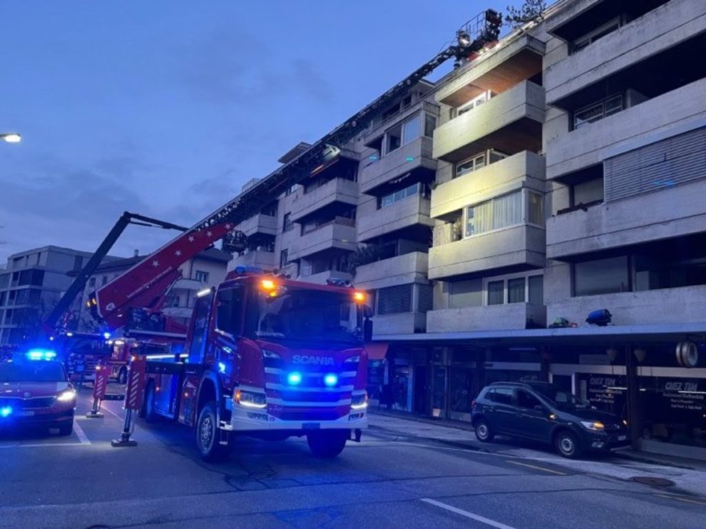 Brand in Sierre VS: Sieben Feuerwehrleute und Bewohner hospitalisiert