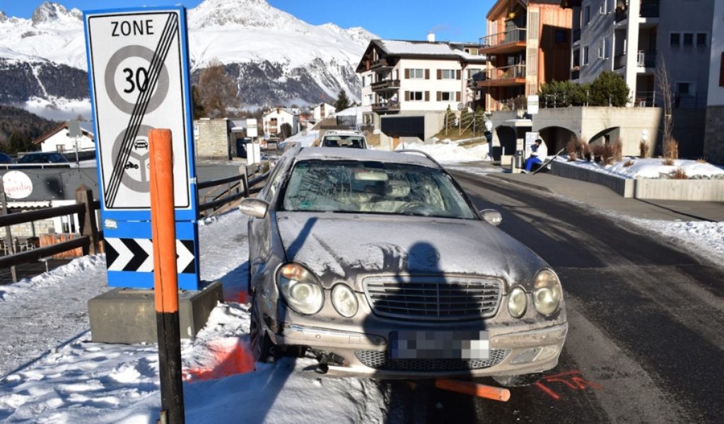 Pontresina GR: Eisreste auf Frontscheibe als Unfallursache