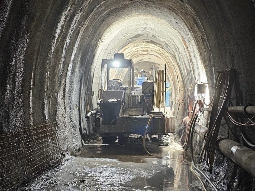 Betonspritzmaschine in Tunnel