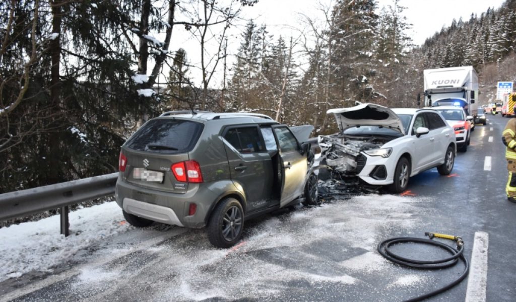 Flims GR: Frontaler Unfall nahe Tunnel Flimserstein