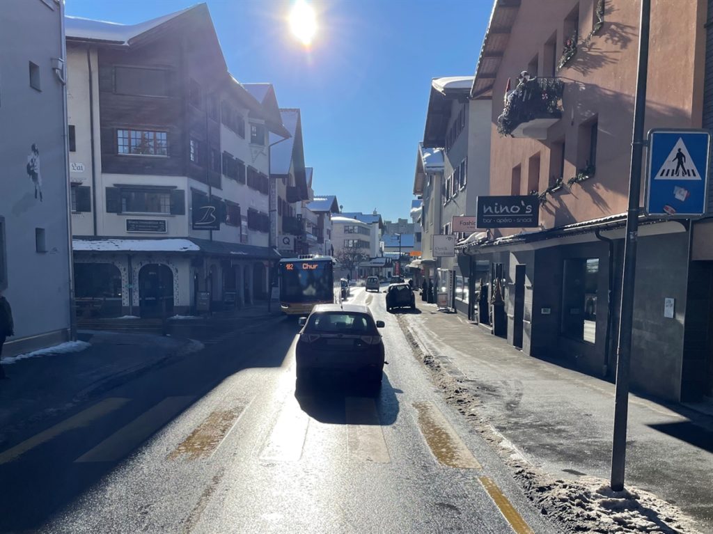 Unfallfoto: hinter einem Fussgängerstreifen ist ein Auto abgestellt, ein Bus kommt entgegen