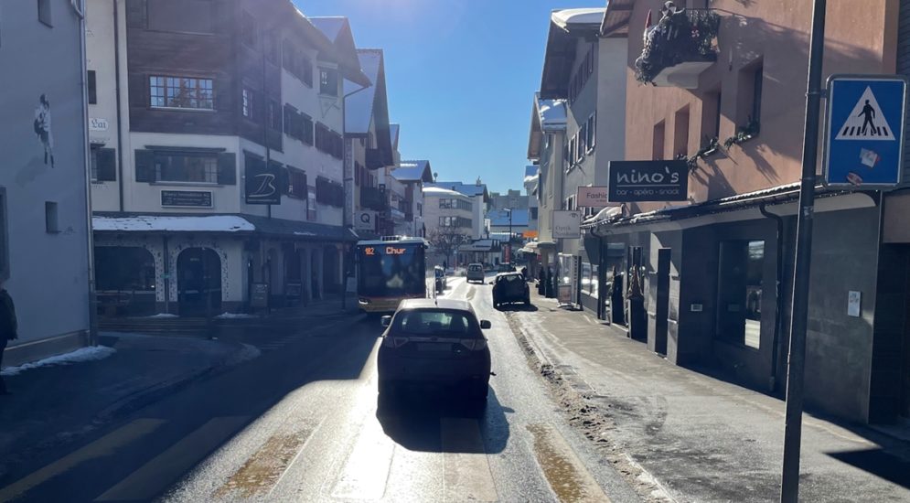 Unfallfoto: hinter einem Fussgängerstreifen ist ein Auto abgestellt, ein Bus kommt entgegen