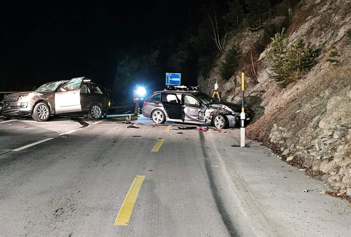 Tiefencastel-GR-23-J-hriger-sowie-Ehepaar-nach-Unfall-verletzt