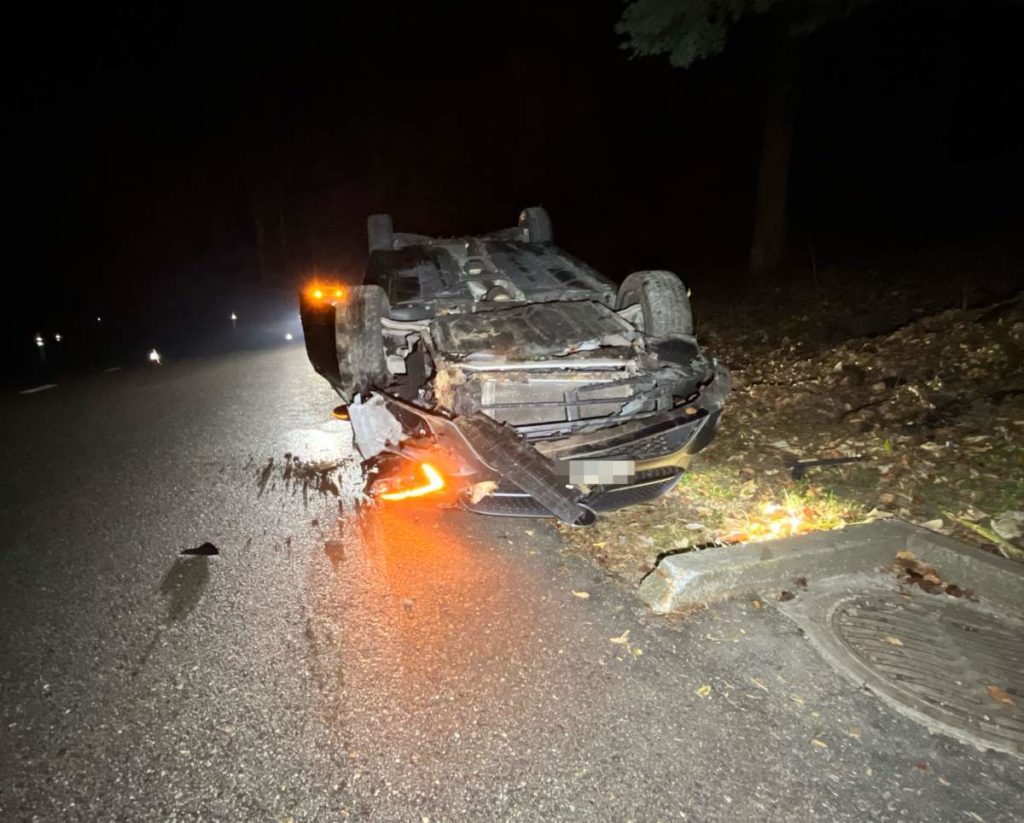 Unfallfoto: stark beschädigtes Auto liegt auf dem Dach