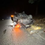 Unfallfoto: stark beschädigtes Auto liegt auf dem Dach