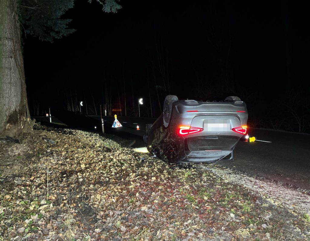 Unfall in Dornach BL: Frontal in Baum geprallt