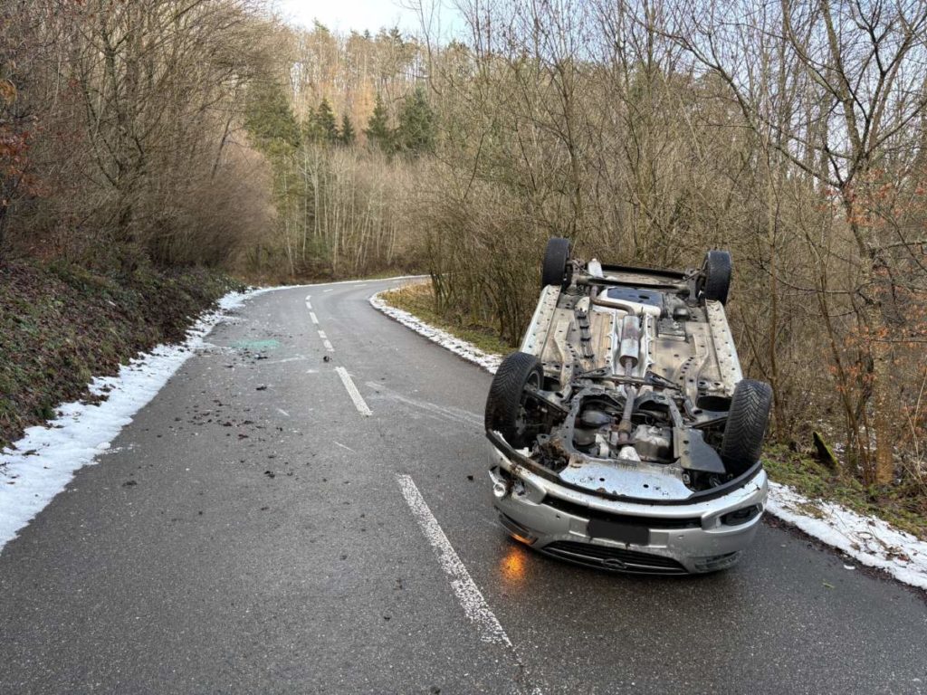 Unfälle Lohn, Stetten SH: Lenkerin prallt frontal in Felswand