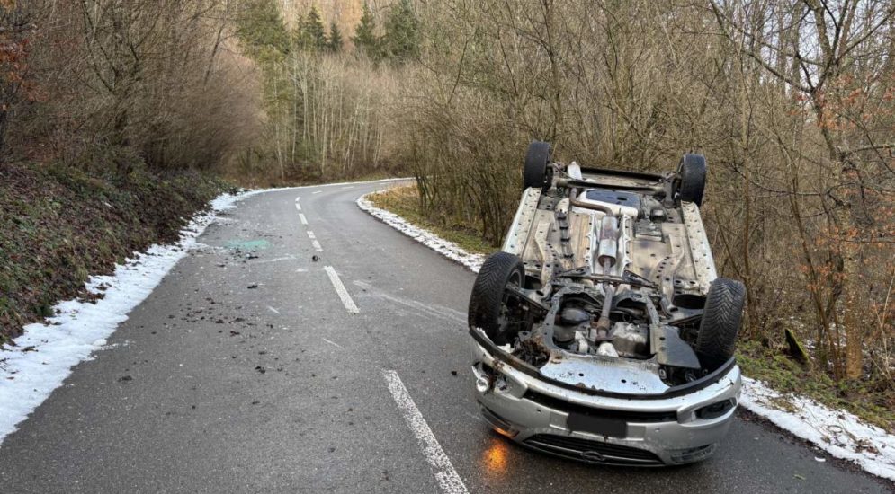 Unfälle Lohn, Stetten SH: Lenkerin prallt frontal in Felswand