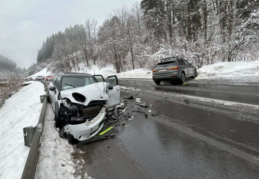 Bennau SZ: Zwei Verletzte bei Unfall auf vereister Fahrbahn