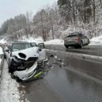 Bennau SZ: Zwei Verletzte bei Unfall auf vereister Fahrbahn