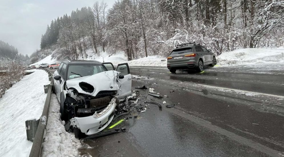 Bennau SZ: Zwei Verletzte bei Unfall auf vereister Fahrbahn