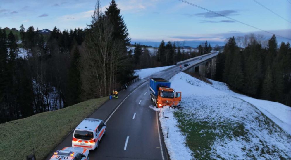 Teufen AR: Totalschaden nach Unfall auf vereister Fahrbahn