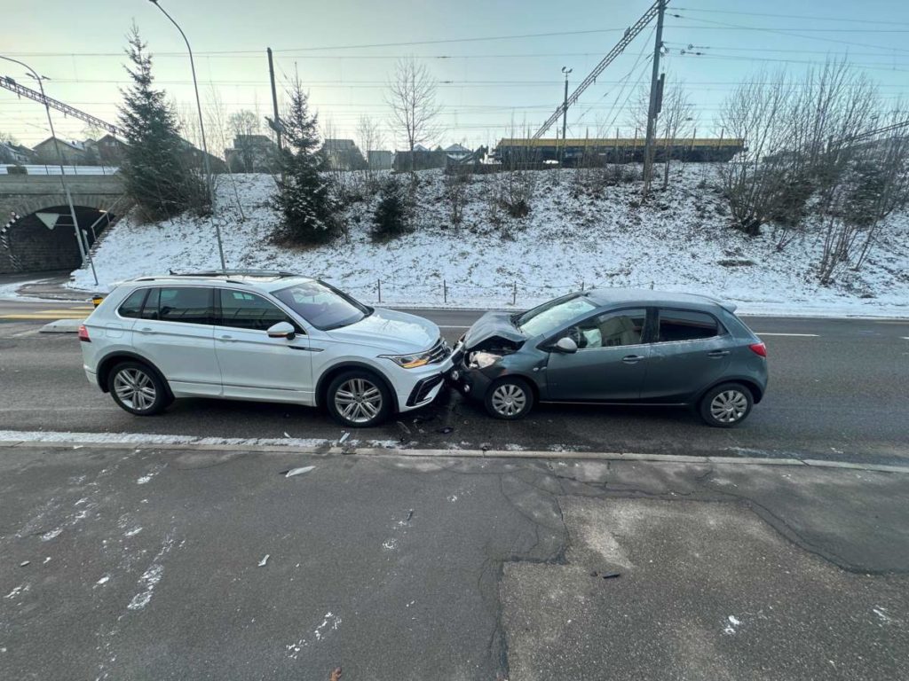 Frontal kollidierte Unfallautos, eines mit eingedellter Motorhaube