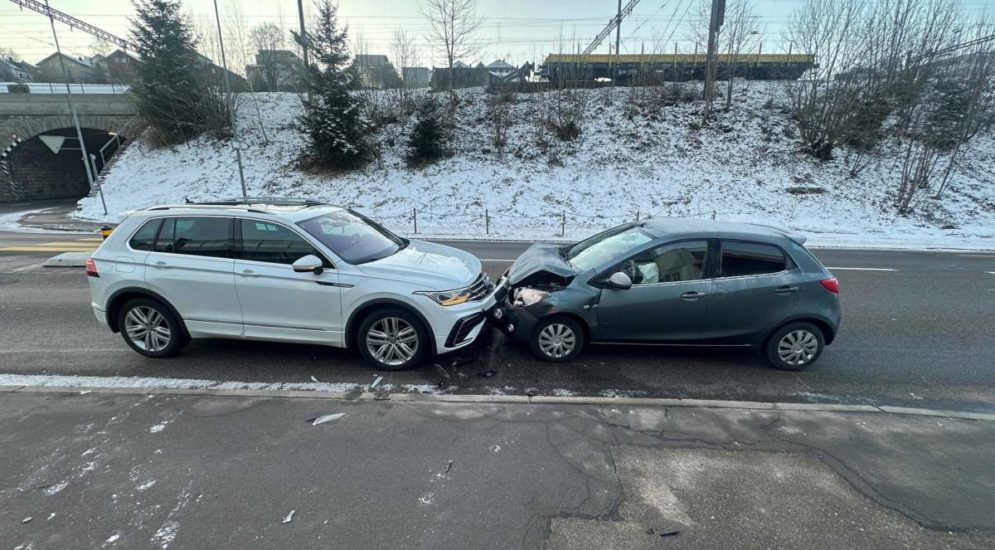 Frontal kollidierte Unfallautos, eines mit eingedellter Motorhaube