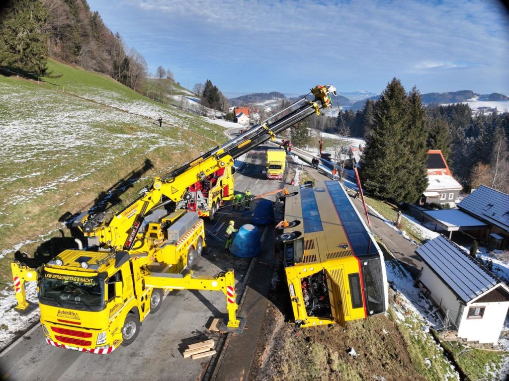 Grub AI: Postauto-Unfall schockiert – Verletzte und Chaos in Grub