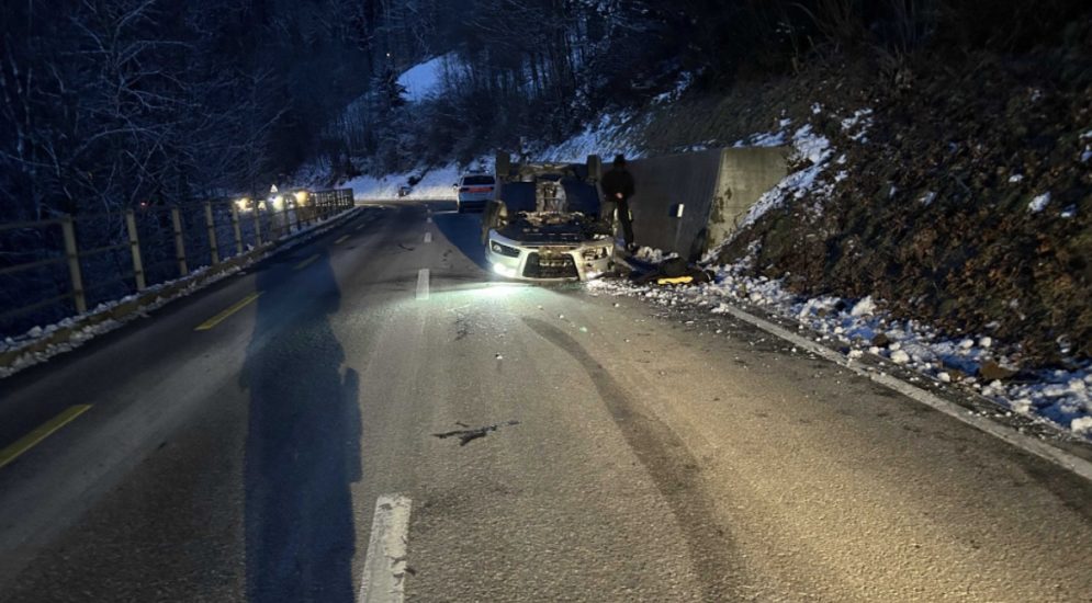 Verunfallter PW auf vereister Fahrbahn