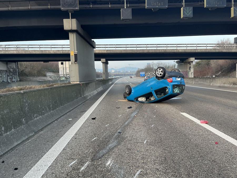 Pratteln BL: Schockierender Selbstunfall auf der A2 mit Folgen!