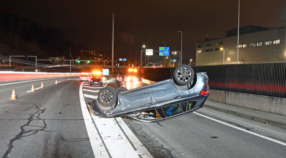 Luzern: Heftiger Unfall auf Autobahn – Auto kippt um