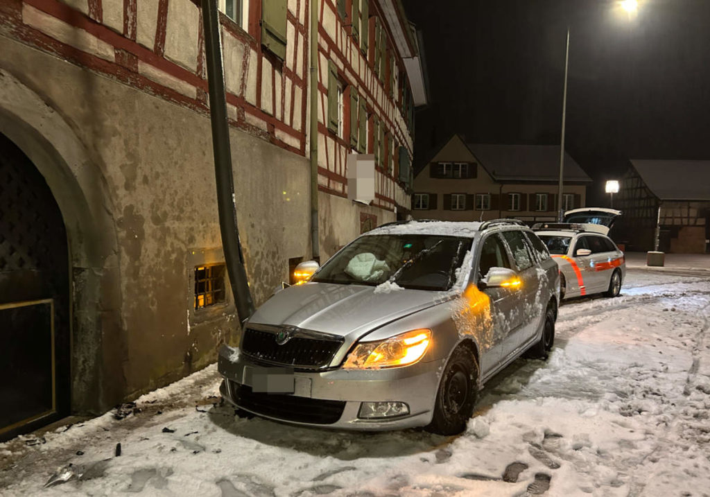 Kreuzlingen TG: Fahrunfähiger Autolenker prallt bei Unfall in Kandelaber