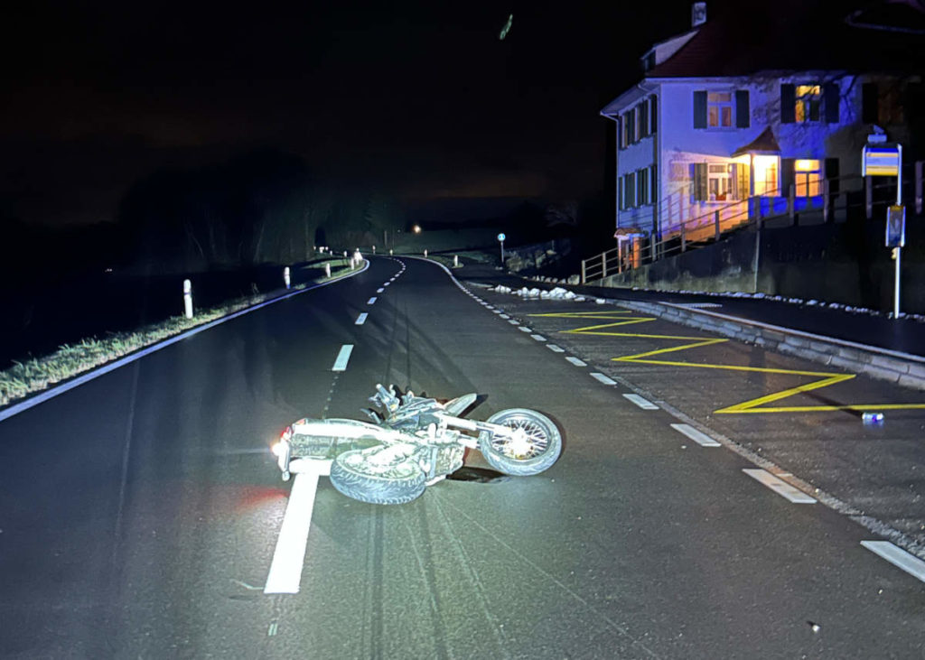 Am Dienstagabend (07.01.2025) in Hüttwilen, im Kanton Thurgau, verunfallte ein fahrunfähiger Mann nach einer Flucht mit dem Motorrad.