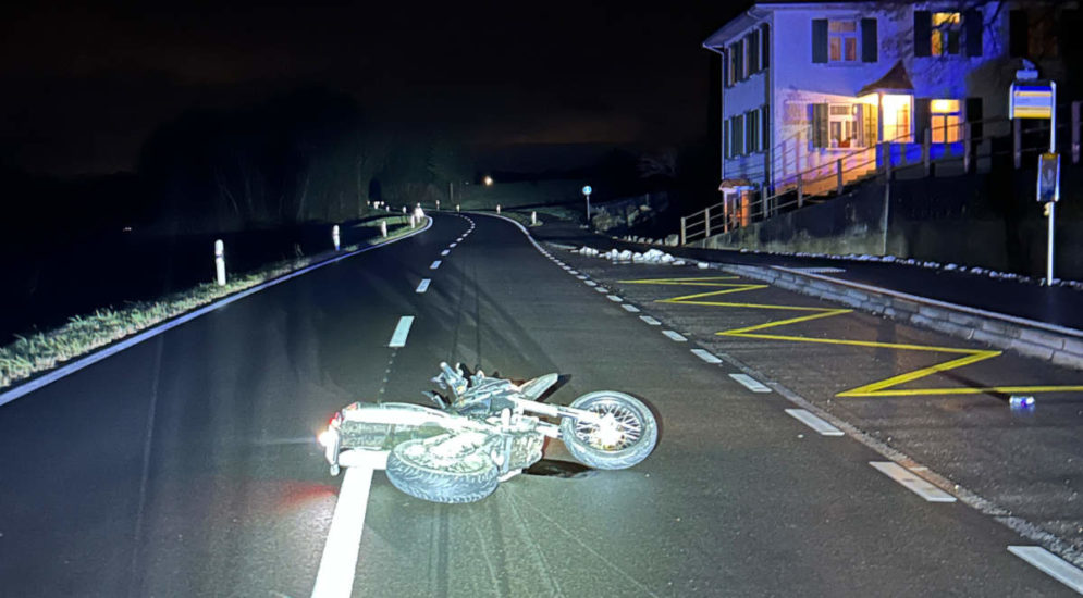 Am Dienstagabend (07.01.2025) in Hüttwilen, im Kanton Thurgau, verunfallte ein fahrunfähiger Mann nach einer Flucht mit dem Motorrad.